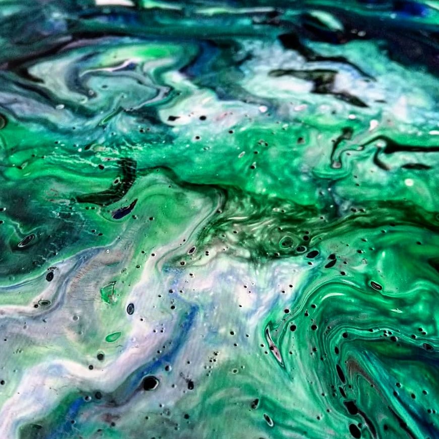 Acrylic Pouring mit Grün, Blau, Weiß und Schwarz