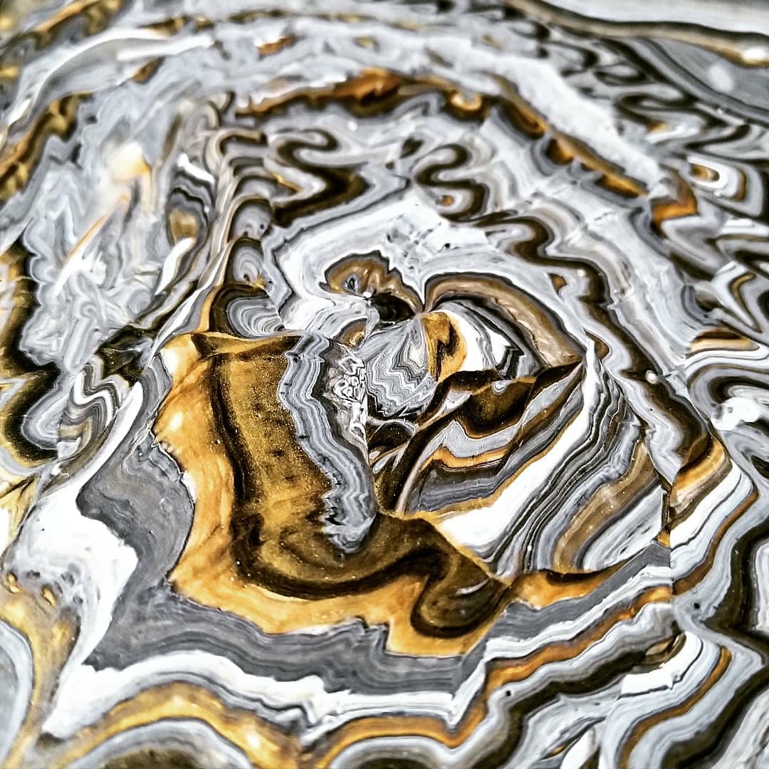 Acrylic Pouring mit Gold, Weiß und Schwarz in Ringform