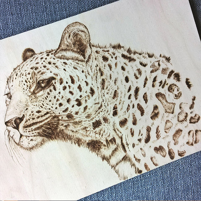 Brandmalerei des Portaits eines Leoparden