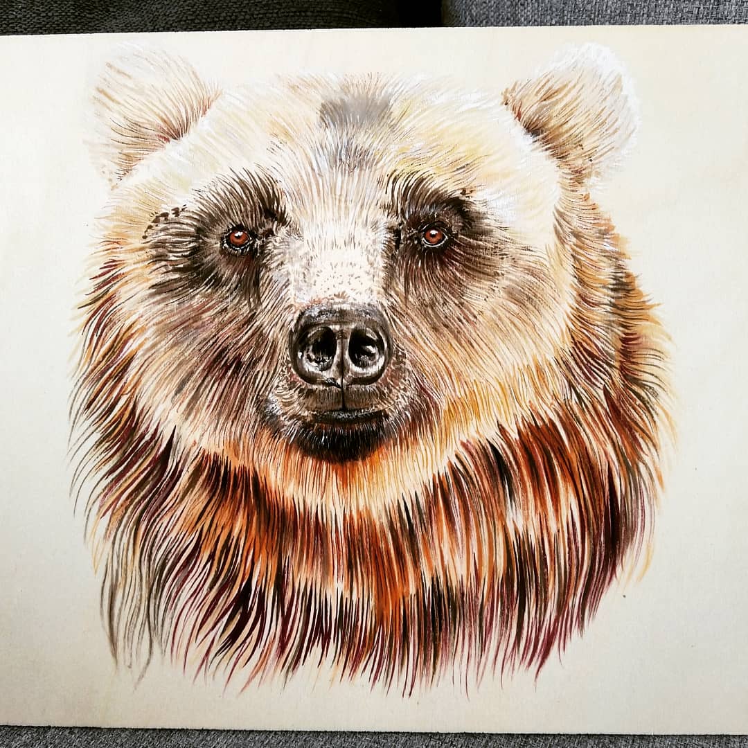 Gouache-Malerei eines Braunbären auf einer Holzplatte