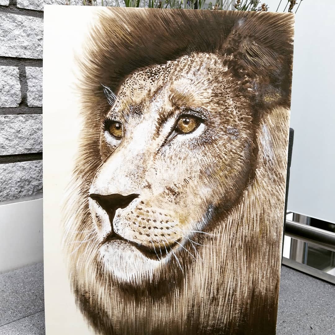 Gouache-Malerei eines Löwen-Portraits auf einer Holzplatte